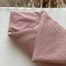 Paturica bebe din satin si stofa de vafe cu pilota, roz pudra (3)